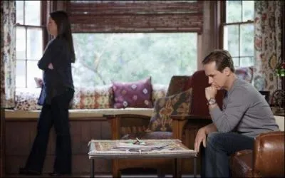 Par qui Ella apprend-elle que son mari la trompe ?