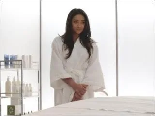 Dans la saison 2, qui a fait un massage  Emily ?