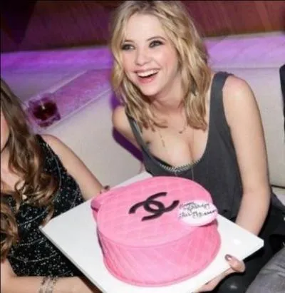 Dans la saison 1, quelle tait la forme des gteaux que devait manger Hanna pour gagner de l'argent ?