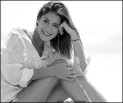 En ce moment elle apprend  jouer...