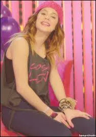 Martina Stoessel parle espagnol (sa langue maternelle) et elle a appris...