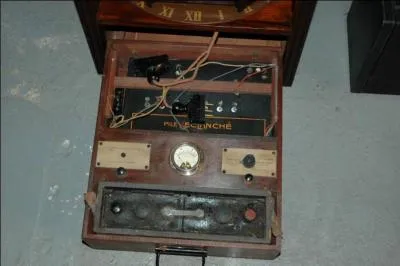 C'est en 1905 que Gaumont ouvre les premires salles obscures. Est-ce vrai qu'il commercialisait auparavant du matriel optique et photographique ?