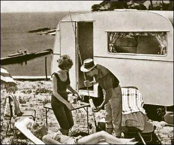 L'entreprise vendait du textile, puis des articles de camping, ensuite les caravanes, enfin les camping-cars. Quel nom porte-t-elle ?