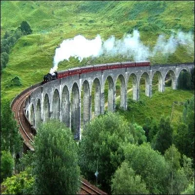 Question finale. Si le Poudlard Express part  11h00 et arrive  19h30, et qu'il fonce vers Pr-au-Lard  une vitesse moyenne de 120 km/h, quelle sera alors la distance parcourue entre Pr-au-Lard et King's Cross ?