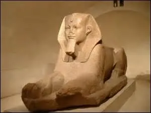 Quel nom porte la sculpture de sphinx veillant devant le dpartement des antiquits gyptiennes, au Louvre ?