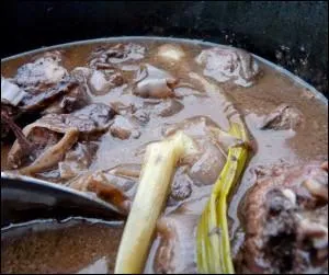 Les tronons d'anguilles cuisent dans du vin rouge. Ils sont ensuite servis avec une sauce au vin et aux champignons, entours de petits crotons frits. Comment appelle-t-on cette prparation ?