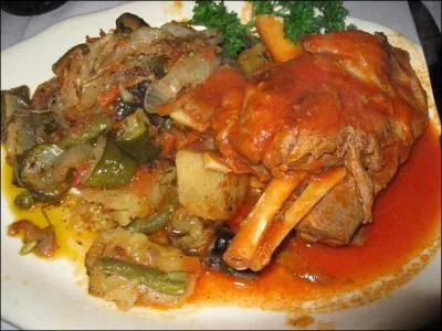 Les grecs aiment la viande tendre et parfume ; le mode de cuisson dans la sauce tomate en exhalera toutes les saveurs.