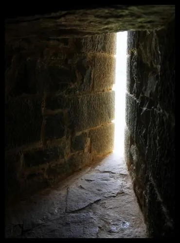 Certains mots tirs du champ lexical des chteaux forts sont plutt rigolos ! Comment appelle-t-on cette petite ouverture pratique dans le mur permettant d'observer l'ennemi ou de jeter des projectiles ?