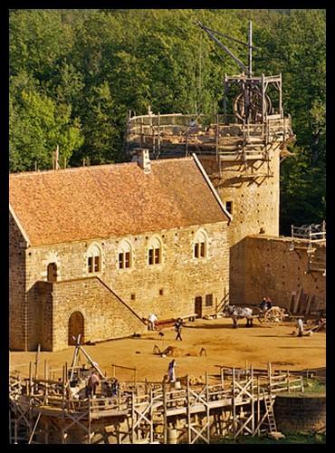 Un château-fort a été construit de nos jours ! Sa construction a commencé en 1997 et est censée durer 20 ans. Connaissez-vous le nom de ce château ?