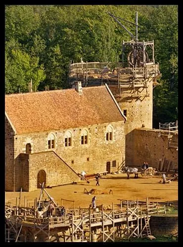 Un chteau-fort a t construit de nos jours ! Sa construction a commenc en 1997 et est cense durer 20 ans. Connaissez-vous le nom de ce chteau ?