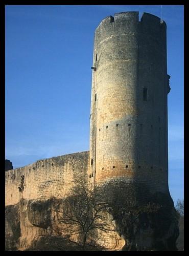 Comment s'appelle la plus haute tour d'un château fort ?