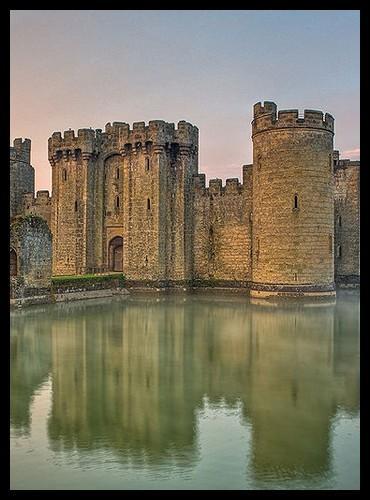 Comment appelle-t-on le fossé qui entoure le château et qui est généralement rempli d'eau ?