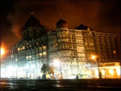 Quelle organisation a revendiqu les attaques de Mumbai (Bombay)?