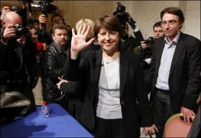 Martine Aubry a t lue  la tte du PS, malgr les protestations de Sgolne Royal. Le score de la maire de Lille a mme t amlior aprs vrificati