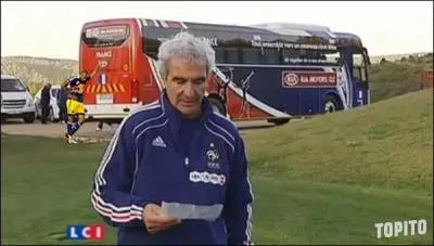 Si vous regardez bien, Henry est tranquille derrire le fameux bus de l'quipe de France de football lors de la Coupe du Monde 2010. Vous voyez Raymond Domenech au premier plan. Ce n'est pas un bon souvenir, mais rappelez-vous contre quel adversaire la France a gagn son seul point lors des phases de poules.