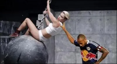 Thierry doit en avoir marre de la chanson  ...   chante par Miley Cyrus.