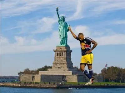 Il revient aux USA pour visiter un autre monument, la statue de la Libert. En quelle anne ce monument a-t-il t construit ?