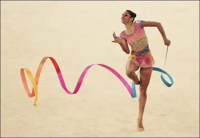 Quelle est la nationalit� de Naazmi Johnston ?