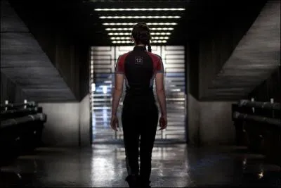 Dans le tome 3, Katniss doit tuer Snow publiquement. Que fait-elle ?