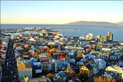 Quel est ce pays d'Europe peu peupl clbre pour ses volcans et pour ses cascades grandioses ?