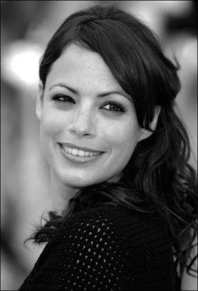 Qui est cette femme, comdienne de son tat, qui accompagne souvent Dujardin, y compris dans le fameux  The artist  ?