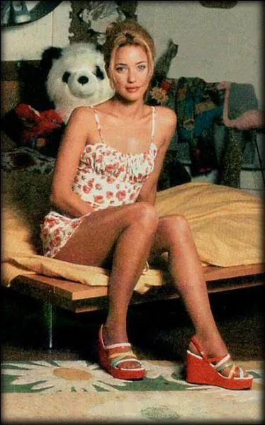 Cette jolie blonde au regard coquin et  la voix enjleuse a jou dans la fameuse srie  Jamais toi sans toit , le personnage de Valentine. La connaissez-vous ?