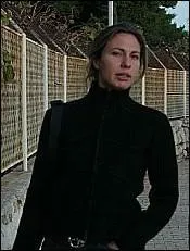 Cette femme, ne le 8 juin 1972, a t gardienne de l'quipe de France et hlas, car elle avait un rel talent, souvent remplaante. J'ai rarement vu une telle grce chez une gardienne de hand. La connaissez-vous ?