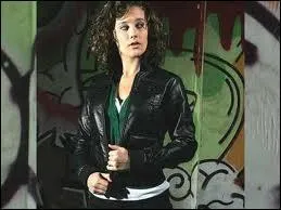 Elle sort avec Tony dans la saison 1, comment s'appelle-t-elle ?