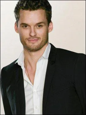 Avec qui Julian tait-il sorti avant d'arriver  Tree Hill ?