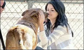 Elle adore les chiens :