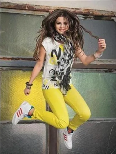 Elle joue dans la srie Pretty Little Liars :