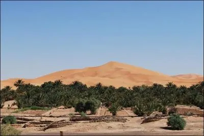 Quel est le nom du dsert situ en bordure du village de Merzouga ?