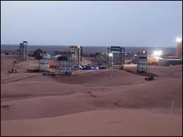 Quel artiste se produisit aux dunes de Merzouga en 2006 ?