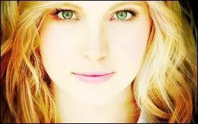 Avec qui Caroline est-elle sortie au dbut de la saison 1 ?