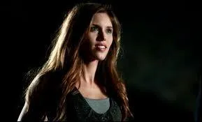 Qui transforme Vicki en vampire dans la saison 1 ?