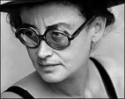 Je suis une ralisatrice, scnariste et dramaturge franaise. J'ai ralis 5 films dont  A la recherche du temps perdu.   Qui suis-je ?