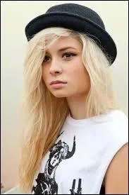 Je suis une compositrice-interprte et guitariste cossaise. j'ai sorti 11 titres. Qui suis-je ?