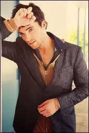 De quoi Ezra est-il le prof ?