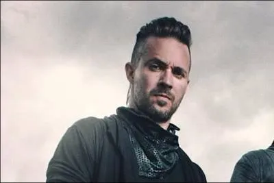 De quel instrument joue-t-il ?