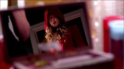 pisode 10 : Qui Red Coat surveille-t-elle dans cette scne ?