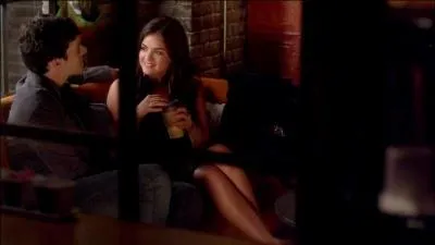 pisode 12 : Qui espionne Aria et Ezra (Ezria) [ne sachant pas l'identit du Red Coat] ?