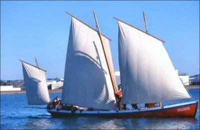 Quelle est la premire lettre de cette embarcation  voile, qui peut galement tre propulse  l'aide d'avirons ?