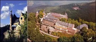 Voici le Mont-Sainte-Odile, situ sur le territoire du village d'Ottrot. Il est surmont par ...