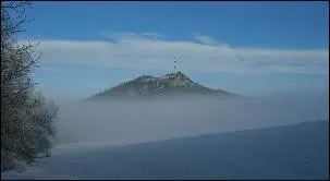 Nous dcouvrons, mergeant du brouillard, le Massif du Donon. Avec ses 1009 mtres, il se situe dans le dpartement ...