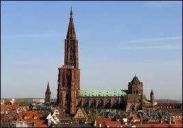 La cathdrale Notre-Dame, deuxime plus grande cathdrale de France, se situe  ...