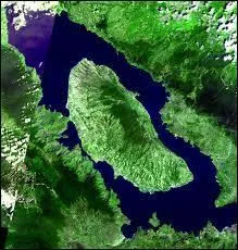 Plus grand cratre volcanique terrestre, le Toba a t form il y a 73 000 ans avec cent kilomtres de longueur sur trente kilomtres de largeur. O se situe-t-il ?