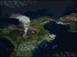 Le plus grand panache volcanique a été observé à Taupo, en Nouvelle-Zélande. À quelle hauteur l'a-t-on estimé ?