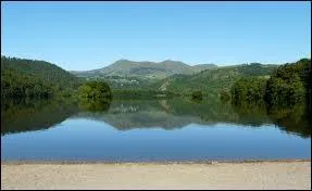 Comment s'appelle la partie en haut du volcan, trs souvent occupe par un lac quand le volcan n'est plus en activit ?