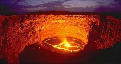 Lorsque son diamtre est trs suprieur  sa hauteur en raison de la fluidit des laves qui peuvent parcourir des kilomtres avant de s'arrter, le volcan porte un nom particulier. Lequel ?