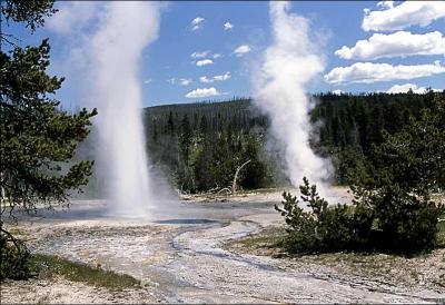 Que peut-on observer en surface du sol dans l'environnement du volcan le Yellowstone, aux États-Unis ?